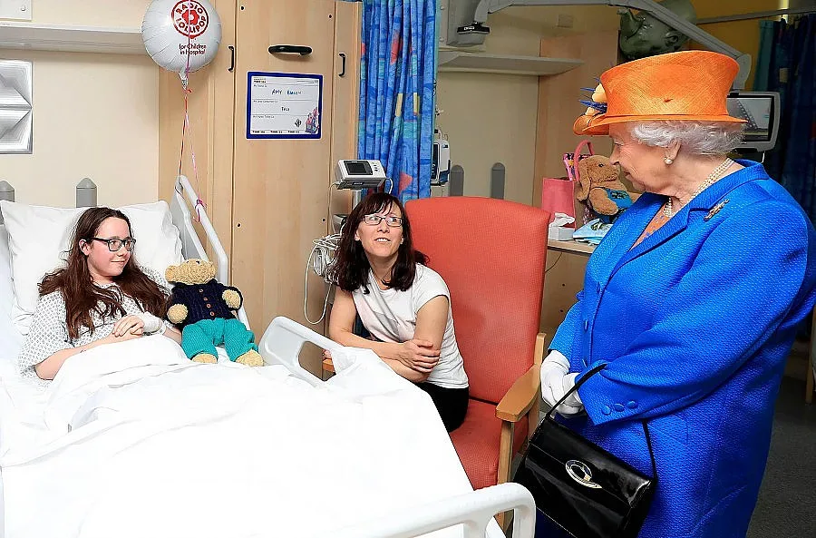 Кралицата посети ранени от атентата деца