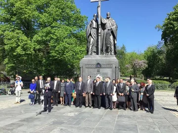Химнът на просветата екна на Червения площад