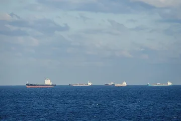 Заловиха товарен кораб с експлозиви в Гърция