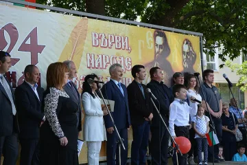 За 24 май ученици правят живо знаме