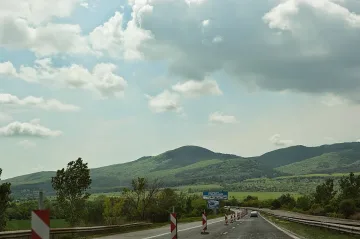 Дрогиран катастрофира, прати 3-има в болница