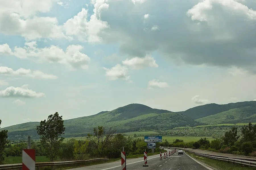 Дрогиран катастрофира, прати 3-има в болница