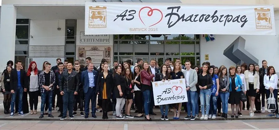 Кмет кани абитуриенти на коктейл