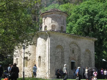 Танци и курбан до манастира в Земен
