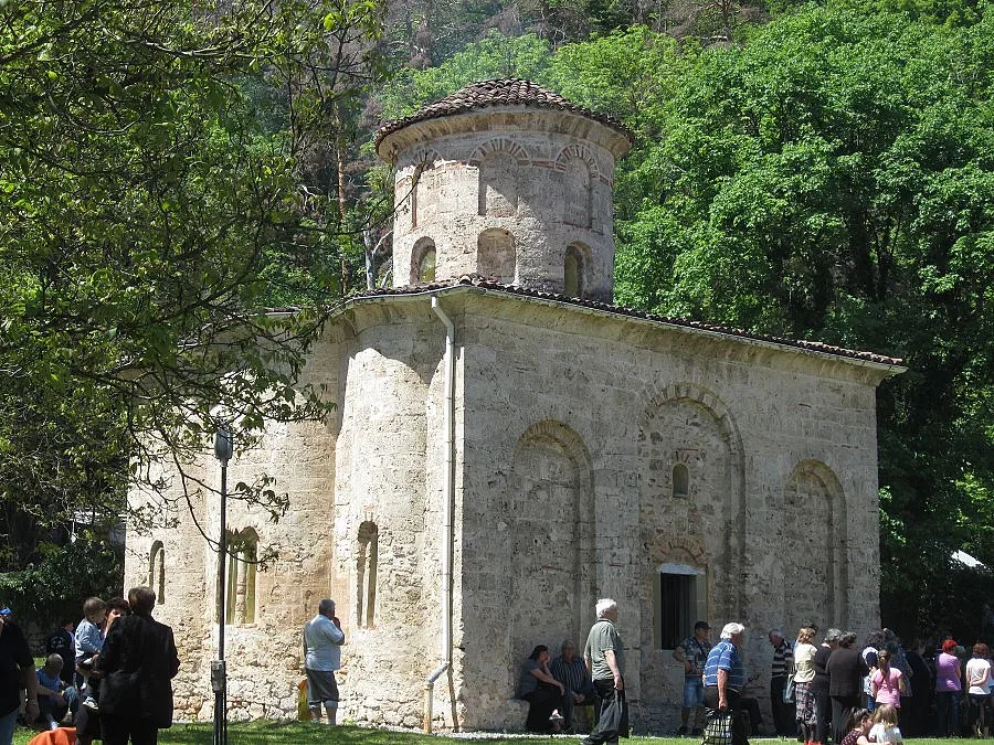 Танци и курбан до манастира в Земен