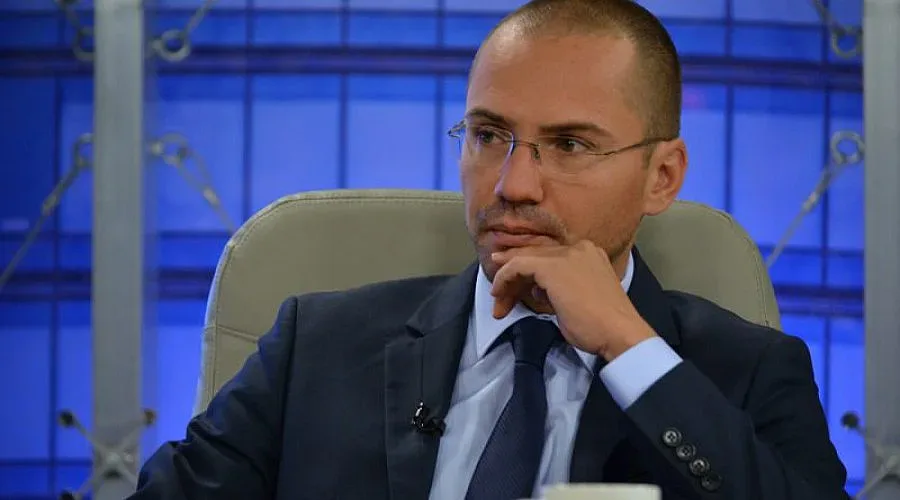 Наоколо ври и кипи, да върнем казармата 