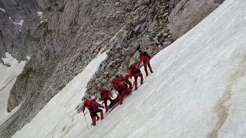 Вадят туристи от преспи в Пирин