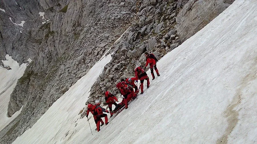 Вадят туристи от преспи в Пирин