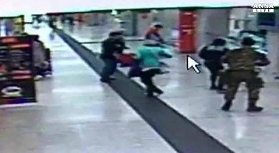Привърженик на ИД наръга трима на гарата в Милано