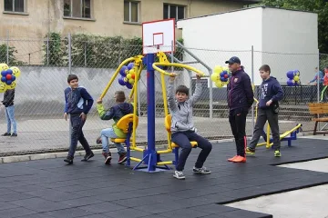 Откриха спортна площадка с пари от Лидл