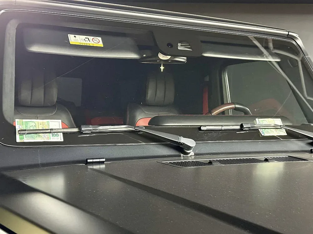 Смайваща акция на ГДБОП. Джип със златен кръст и трон /СНИМКИ/