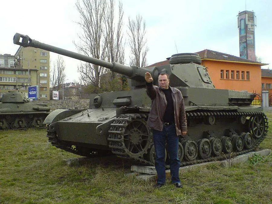 Уволненият "нацист" бил пред инфаркт