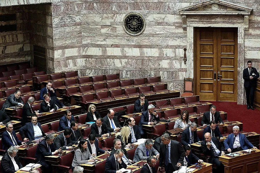 Блокираха "Златна зора" в парламента на Гърция