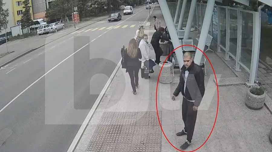 Младеж изрита жена в гръб на автобусна спирка в Бургас