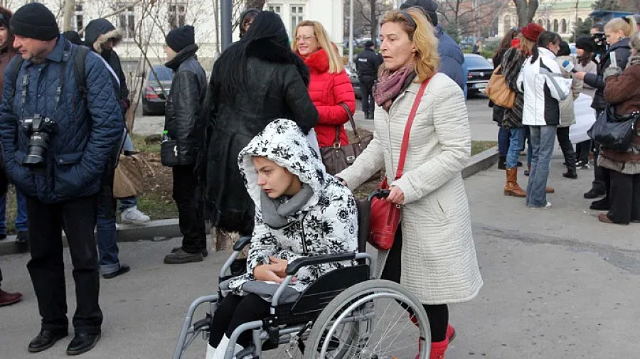 Родители на деца с увреждания излизат на протест