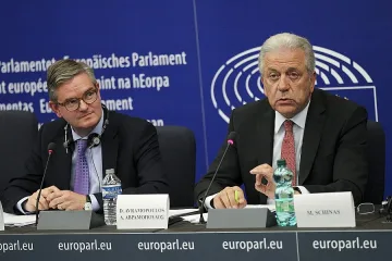 Eврокомисар плаши с наказания заради мигрантите