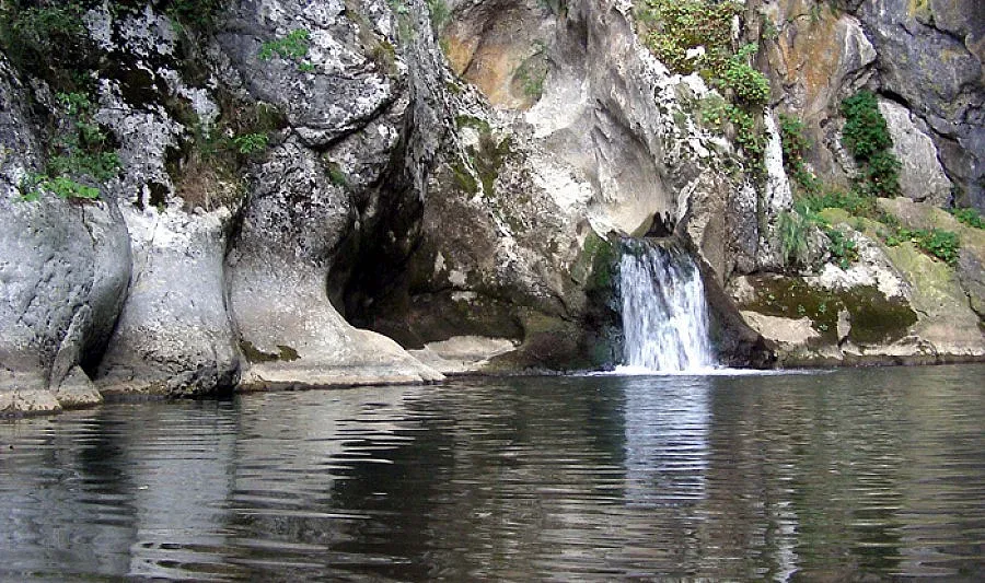 Зарибяват Ерма с пъстърви