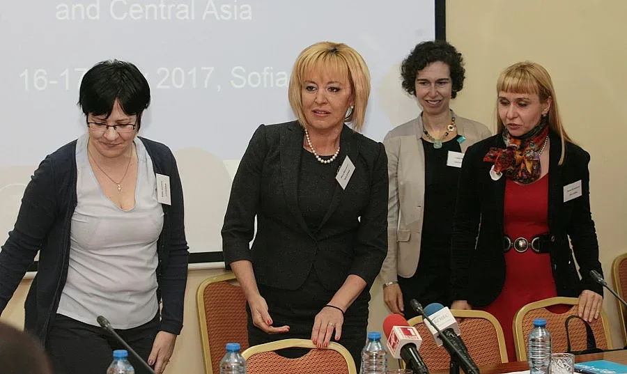 Манолова иска задължително сексуално образование