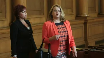 Нинова ще управлява БСП с 3-има нови заместници