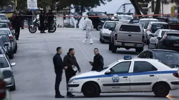 Влак се вряза в къща в Атина