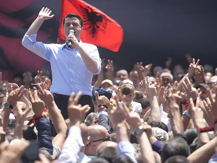 Митинг в Албания поиска оставката на премиера