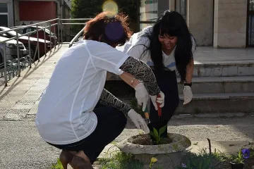 Жени-ГЕРБ облагородиха градинка