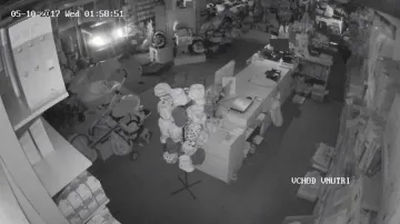 Крадци задигнаха бебешка количка от магазин 