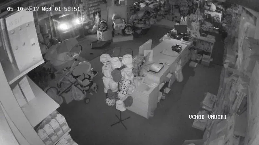 Крадци задигнаха бебешка количка от магазин 
