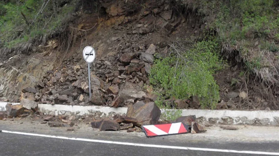 Камъни затвориха част от пътя към Рилския манастир
