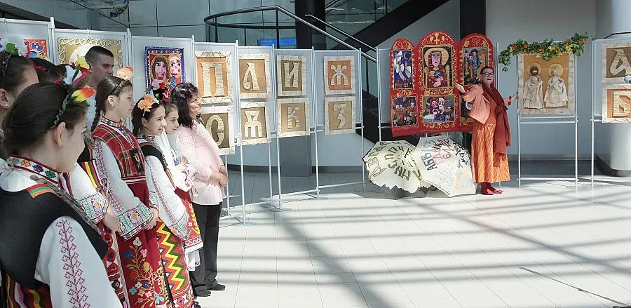 "Духовно огледало" с изложба за буквите
