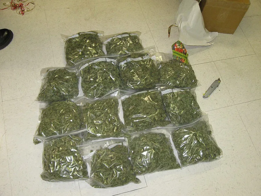 Ученичка продава марихуана на топчета