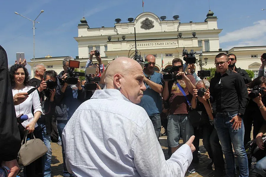 Слави сложи край на протеста