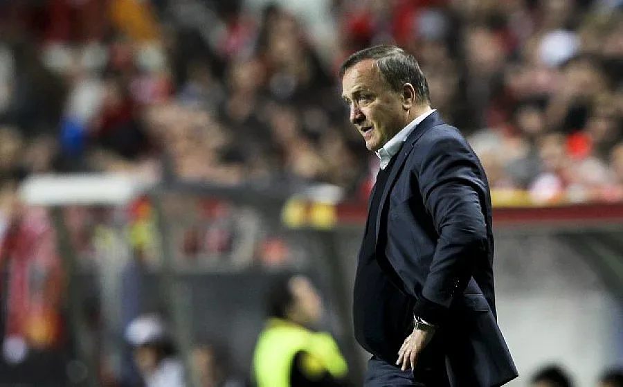 Дик Адвокаат поема Холандия за трети път