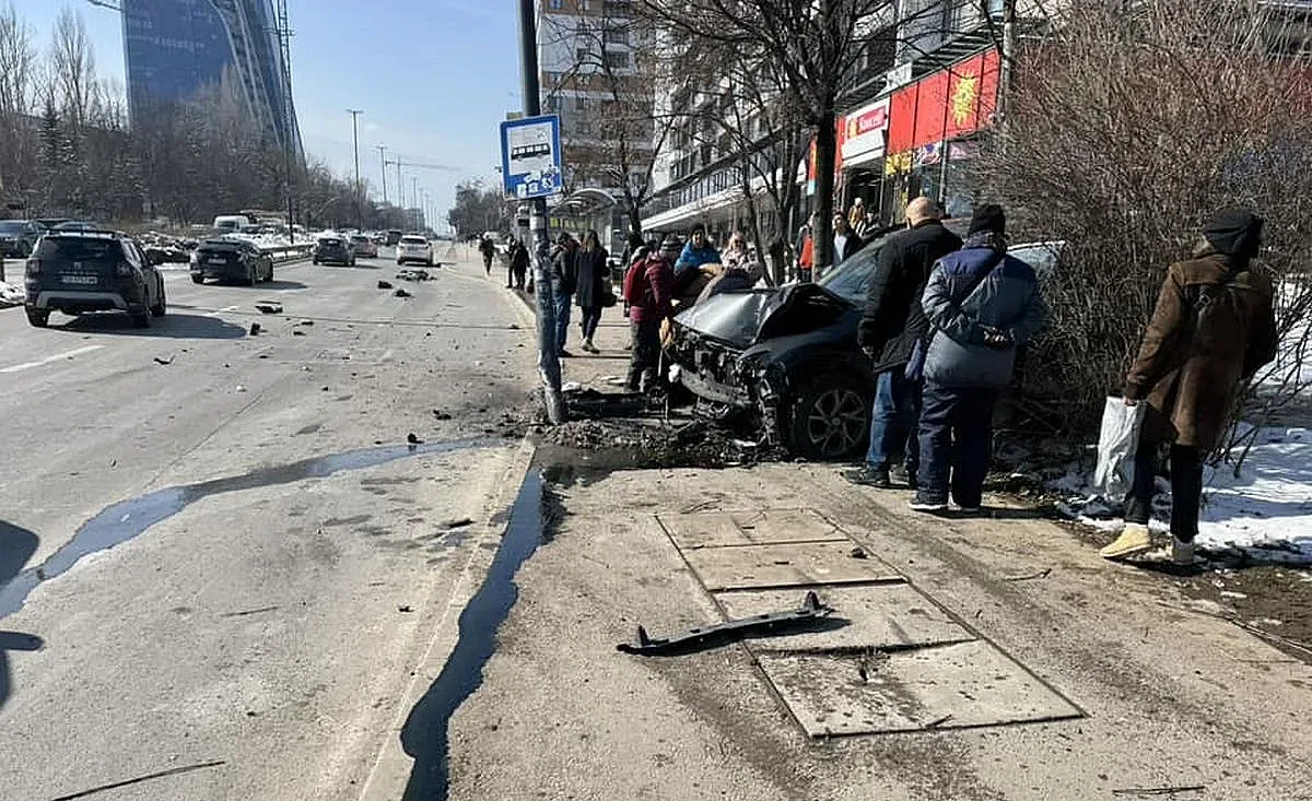 Линейки хвърчат в София! Кола помете пешеходец на спирка