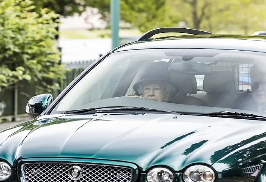 Английската кралица седна зад волана без книжка