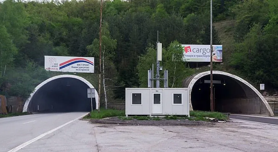 Без осветление в един от тунелите на "Витиня"