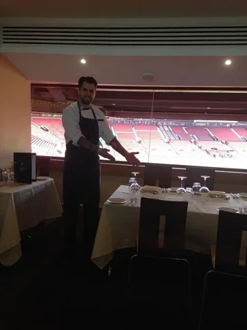 Българинът, който готви за ВИП-а на „Ман Юнайтед"