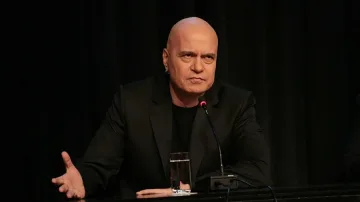 Слави Трифонов  четвърти ден на протест пред парламента