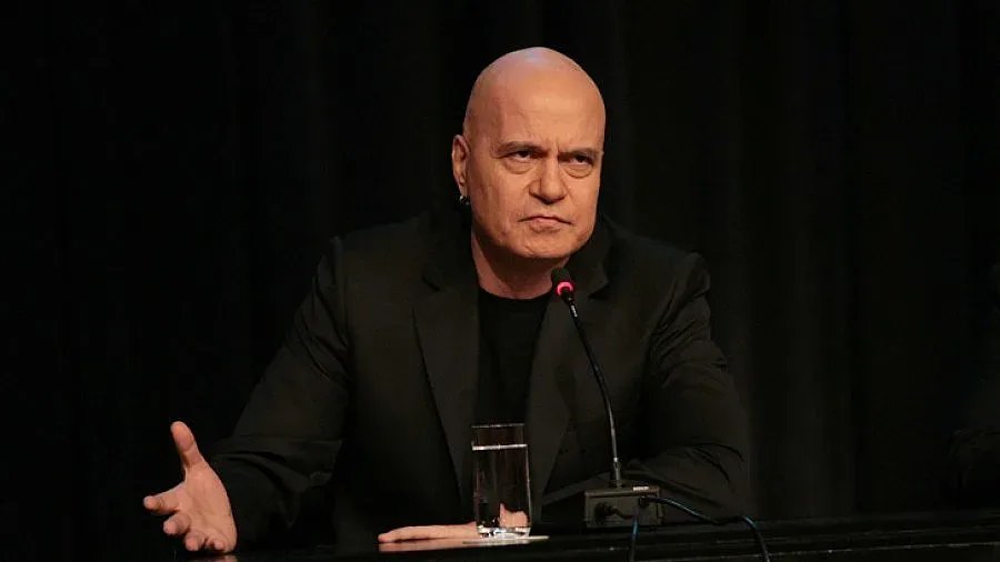 Слави Трифонов  четвърти ден на протест пред парламента