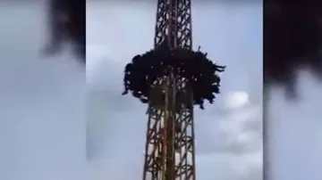 Въжетата на атракцион в турски лунапарк се скъсаха 