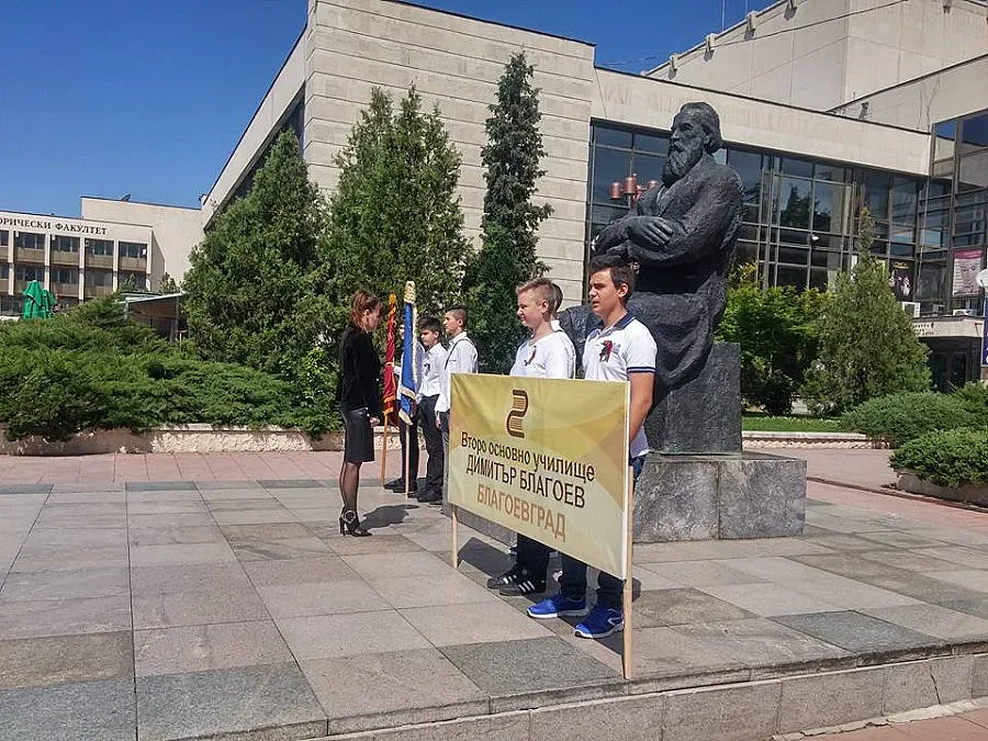 Ученици и граждани с цветя за патрона на Благоевград