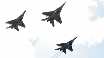 Изтребители и вертолети на парада на армията