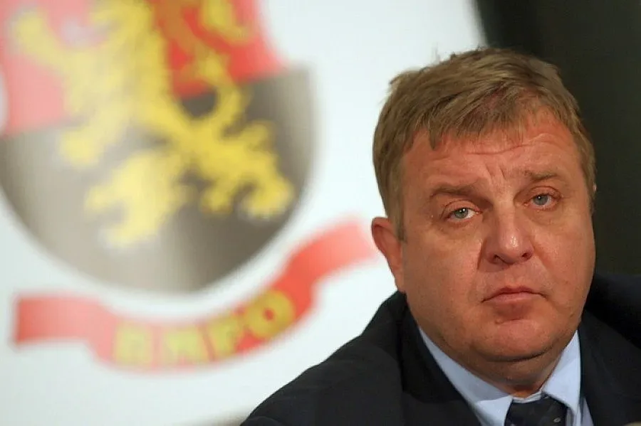 Каракачанов остава "за" наборната служба