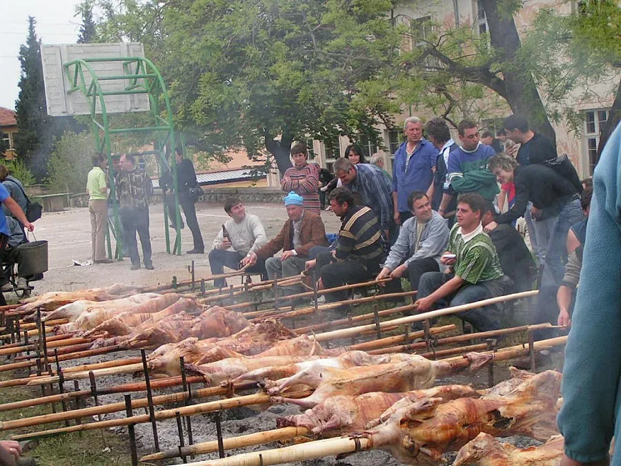 Агнешкото за Гергьовден с великденски цени
