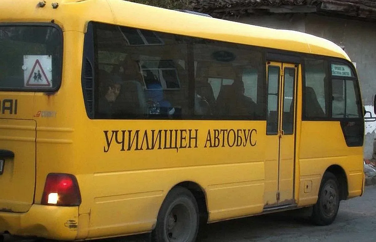 Ужас в ученически автобус! Нападнаха и биха момиче