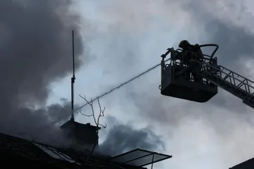 Черни облаци в София. Летят пожарни и линейки
