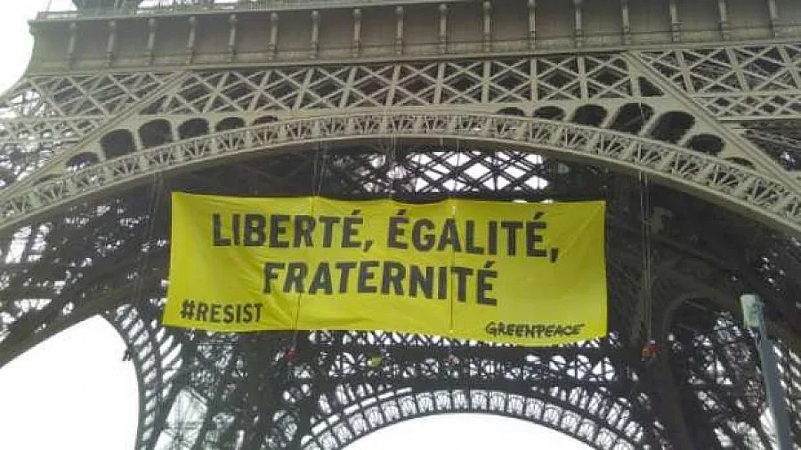 Плакат на Айфеловата кула атакува Льо Пен