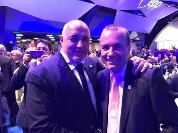 Лидерът на ЕНП поздрави Борисов на български