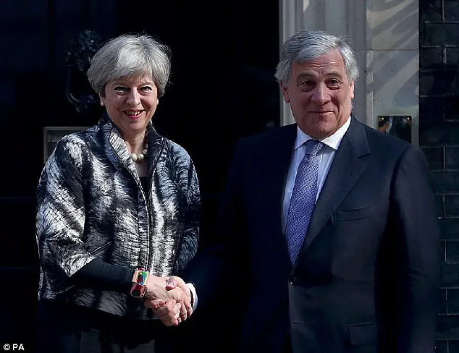 Лидерите на ЕС попариха Мей