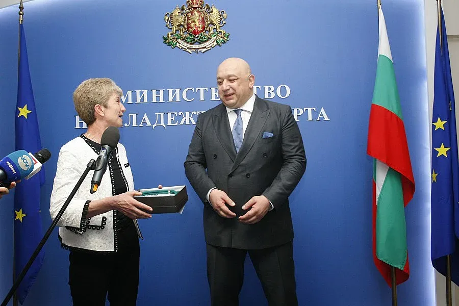 Кралев изгражда физкултурни салони за 130 милиона